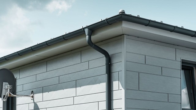 csm_PREFA-Einfamilienhaus-Heidenheim-Rapp-Siding-X-patina_grau-Dachrinne-P10-Ablaufrohr_59fec01012.jpg
