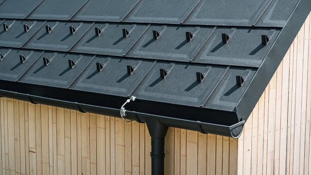 csm_PREFA-Einfamilienhaus-Lustenau-Satteldach-Dachplatte-R16-Dachrine-Ablaufrohr-Schwarz-P10-Holzfassade-Detail_159bf380b2.jpg
